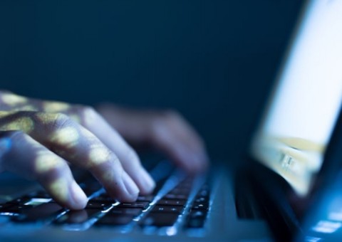 Estudante é preso por extorquir cerca de mil mulheres nas redes sociais 