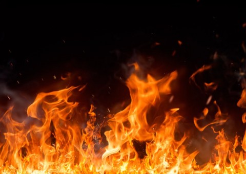 Mulher grávida ateia fogo em rosto de ex-companheiro