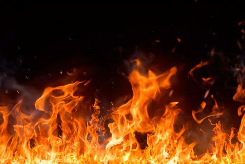 Mulher grávida ateia fogo em rosto de ex-companheiro