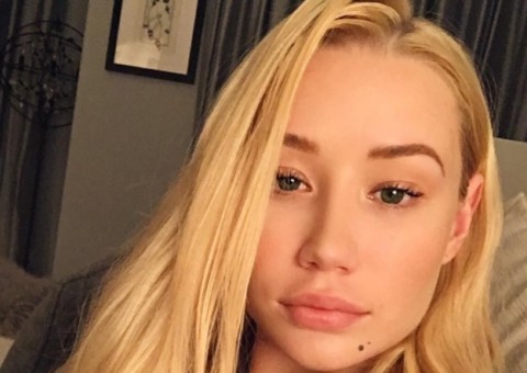Iggy Azalea choca com cintura superfina em foto de biquíni