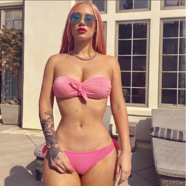 Iggy Azalea choca com cintura superfina em foto de biquíni