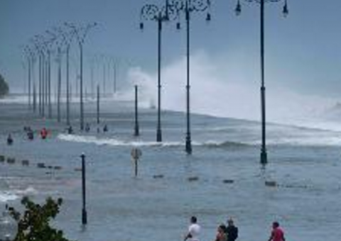 INACREDITÁVEL! Miami Beach debaixo d'água. Veja vídeo