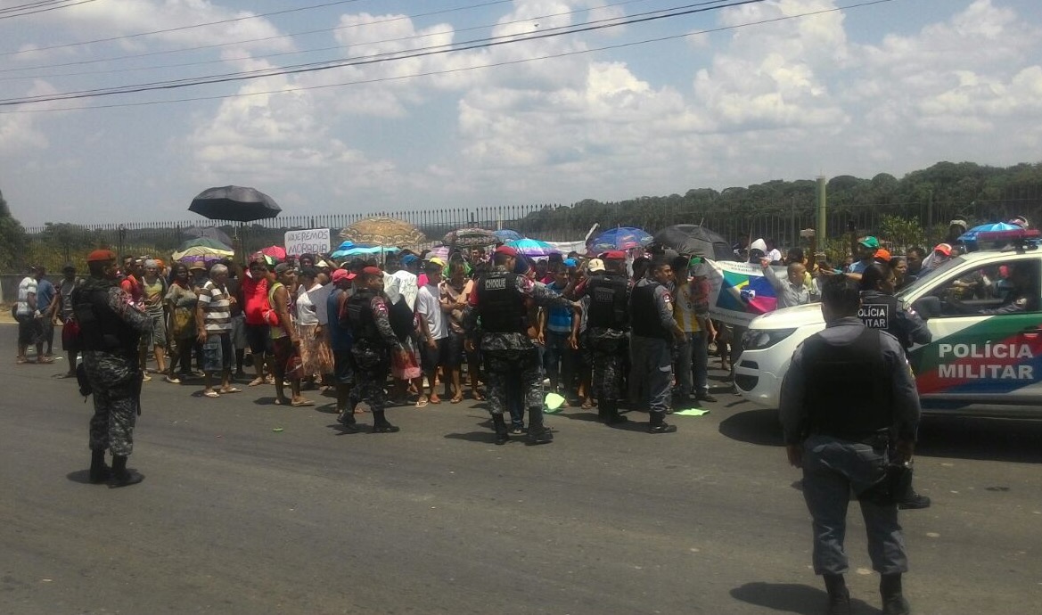 Indígenas protestam e interditam rua em Manaus