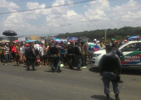 Indígenas protestam e interditam rua em Manaus