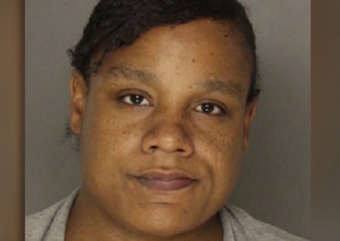 Mãe esfaqueia filho de 8 dias e diz que recebeu ordem de Deus 