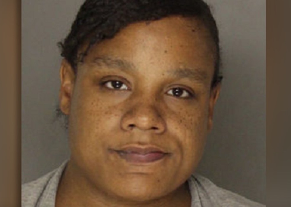 Mãe esfaqueia filho de 8 dias e diz que recebeu ordem de Deus 