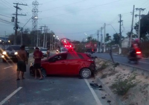 Mulher fica presa às ferragens após acidente em avenida de Manaus