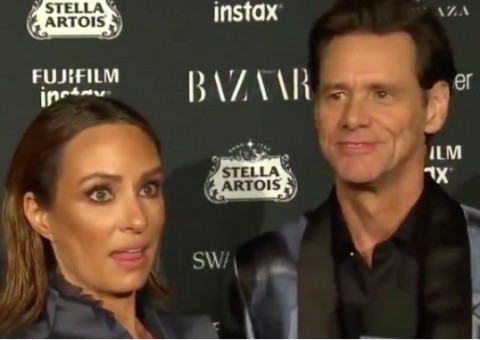 Jim Carrey dá entrevista bizarra com respostas atravessadas durante evento em Nova York