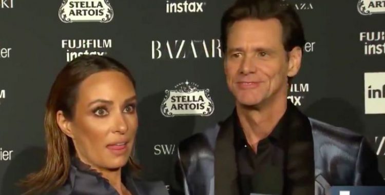 Jim Carrey dá entrevista bizarra com respostas atravessadas durante evento em Nova York