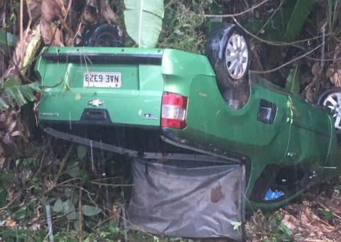 No Amazonas, carro com crianças de 7 e 10 anos capota na AM-070 durante chuva