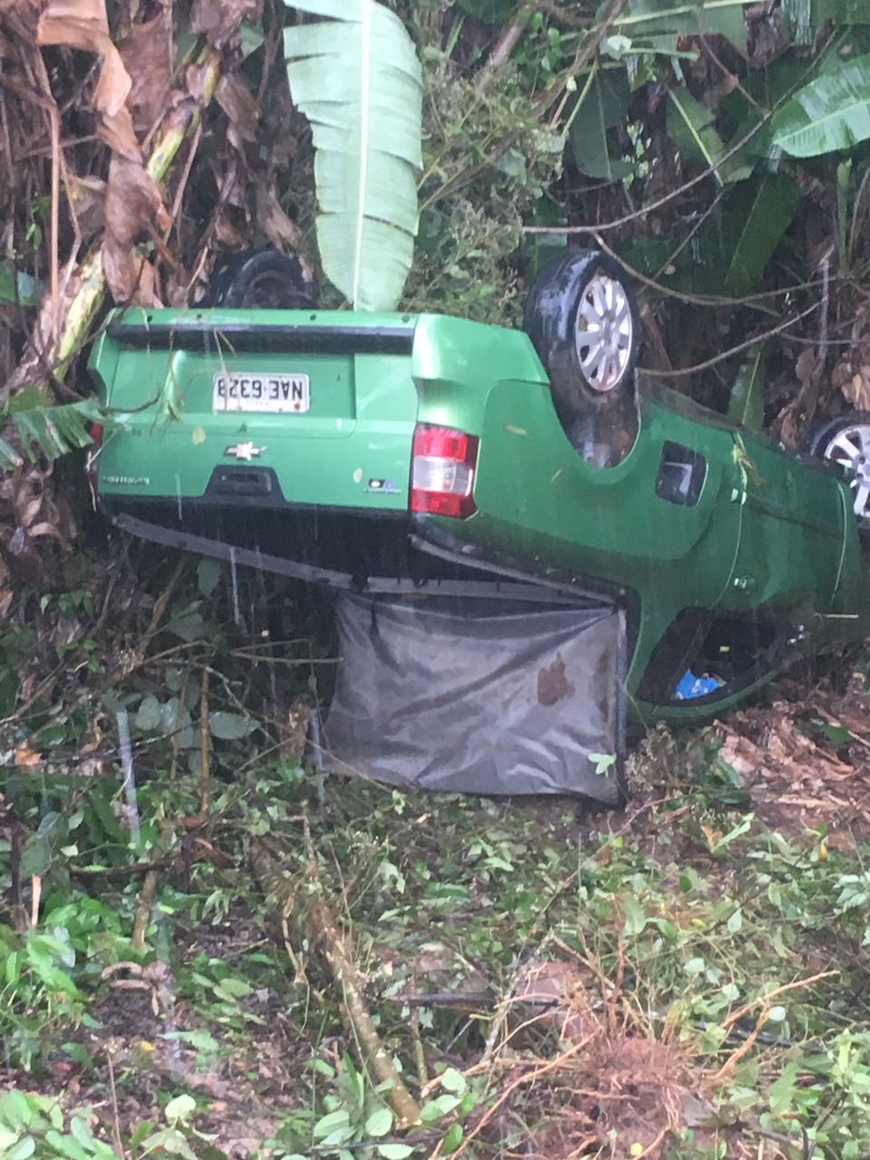 No Amazonas, carro com crianças de 7 e 10 anos capota na AM-070 durante chuva