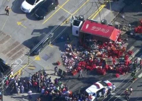 Caminhão com bebidas tomba sobre faixa de pedestres e mata criança em SP 