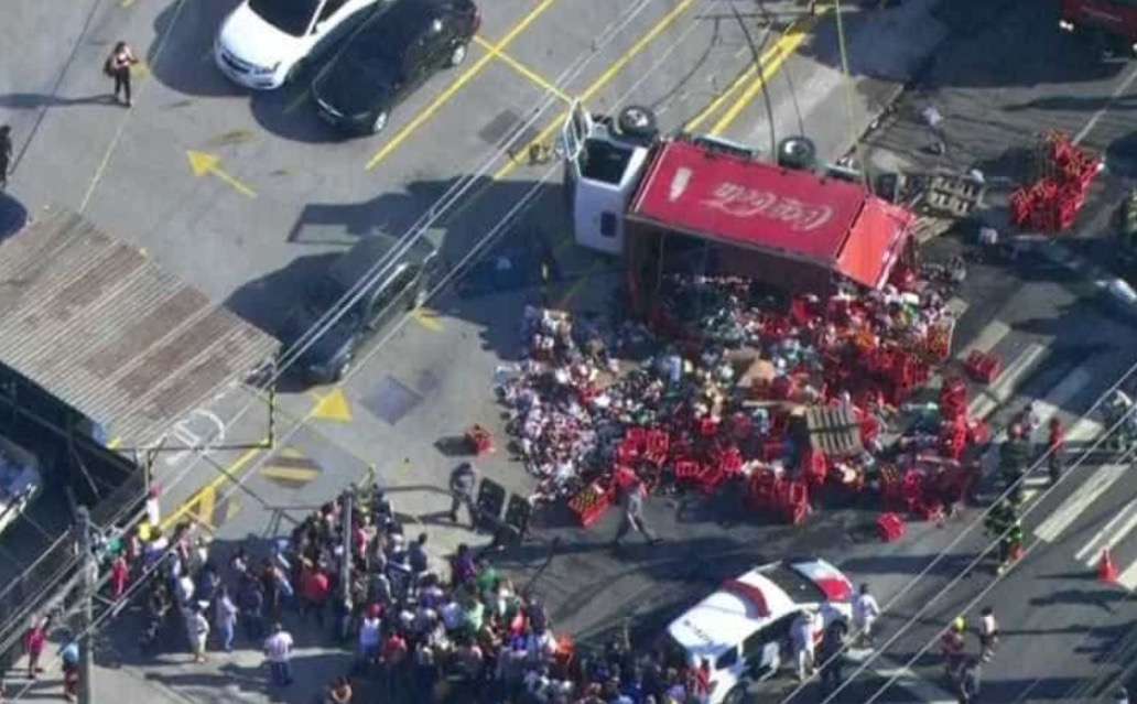 Caminhão com bebidas tomba sobre faixa de pedestres e mata criança em SP 