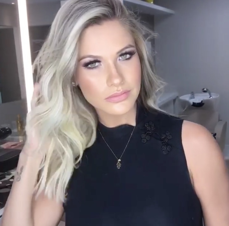 Andressa Suita platina o cabelo 2 meses após nascimento do filho