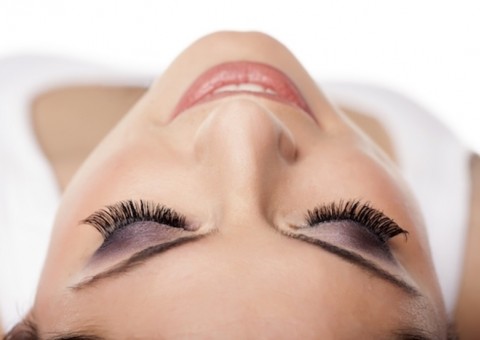 De tão grande, mulher consegue fazer tranças com os cílios 