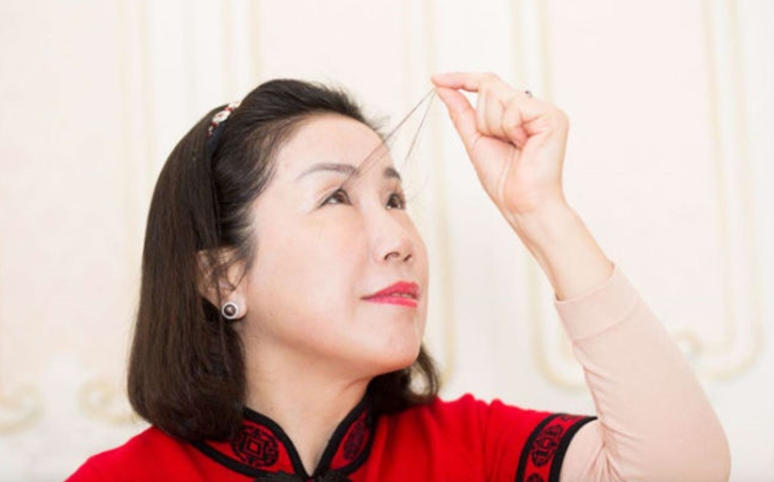 De tão grande, mulher consegue fazer tranças com os cílios 