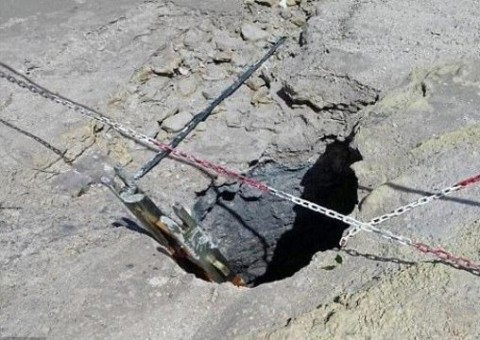 Pais tentam resgatar filho de cratera de vulcão e o pior acontece