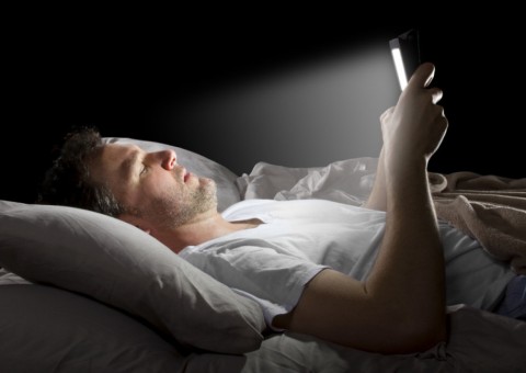 A luz da tela do seu celular pode estar prejudicando seus olhos