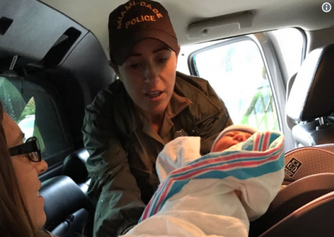 Mulher dà à luz sozinha na passagem do Irma e homenageia furacão no nome do bebê 