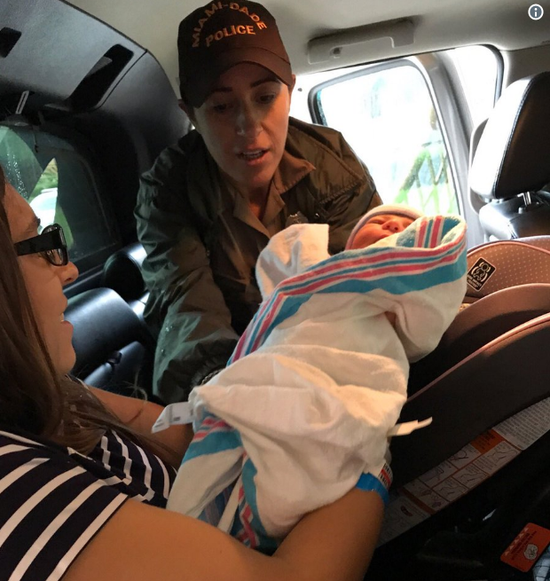 Mulher dà à luz sozinha na passagem do Irma e homenageia furacão no nome do bebê 