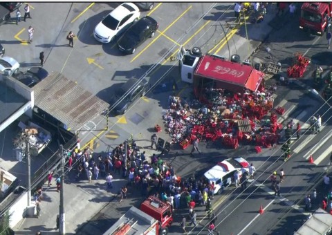 Vídeo chocante mostra momento em que caminhão tomba e mata criança em São Paulo