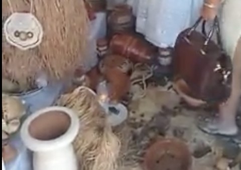 Traficantes evangélicos obrigam mãe de santo a destruir terreiro 