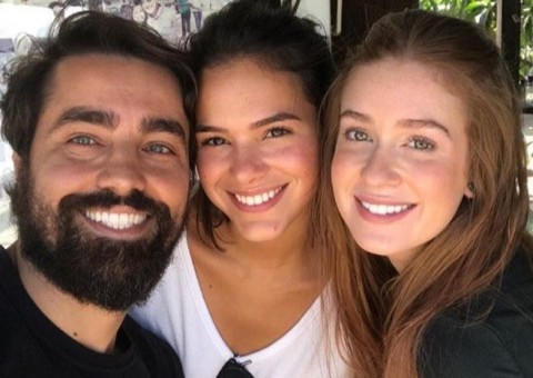 Bruna Marquezine e Marina Ruy Barbosa posam juntas em bastidores de novela