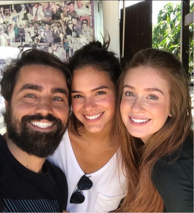 Bruna Marquezine e Marina Ruy Barbosa posam juntas em bastidores de novela