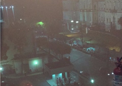 Estudantes se escondem após arrastão gerar pânico em avenida de Manaus