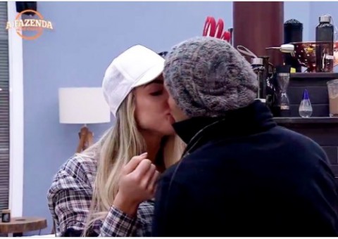 A Fazenda 9: Yuri e Monick trocam beijos e formam primeiro casal
