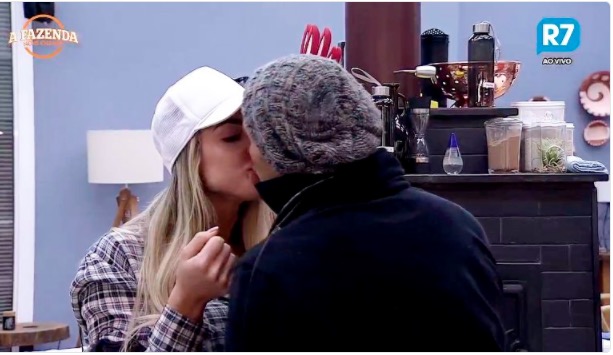 A Fazenda 9: Yuri e Monick trocam beijos e formam primeiro casal