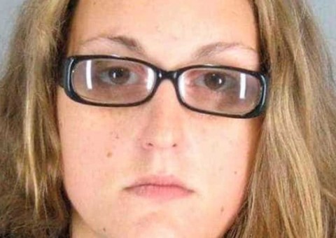 Após dar à luz, mãe tenta dar descarga em recém-nascido 