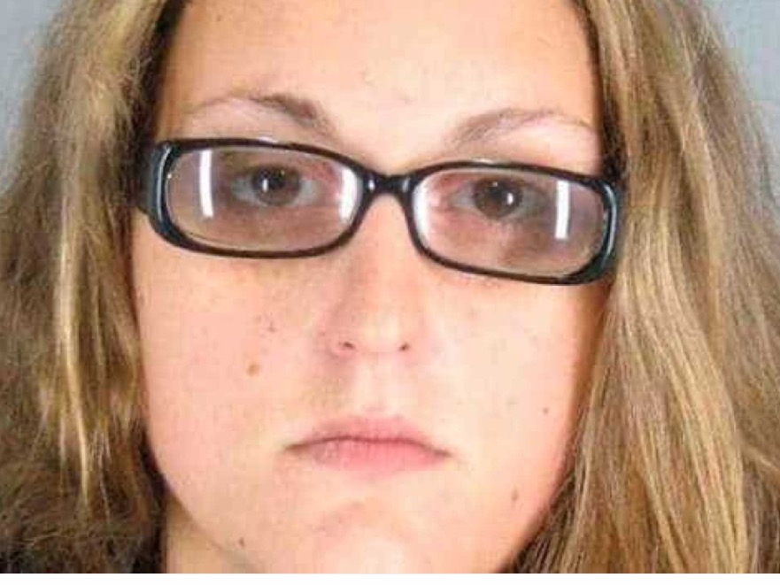 Após dar à luz, mãe tenta dar descarga em recém-nascido 