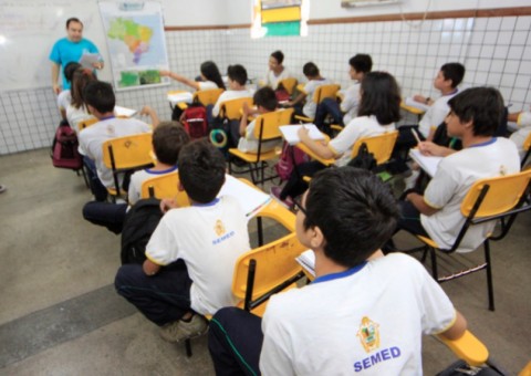 Semed convoca candidatos aprovados para professor substituto em Manaus 