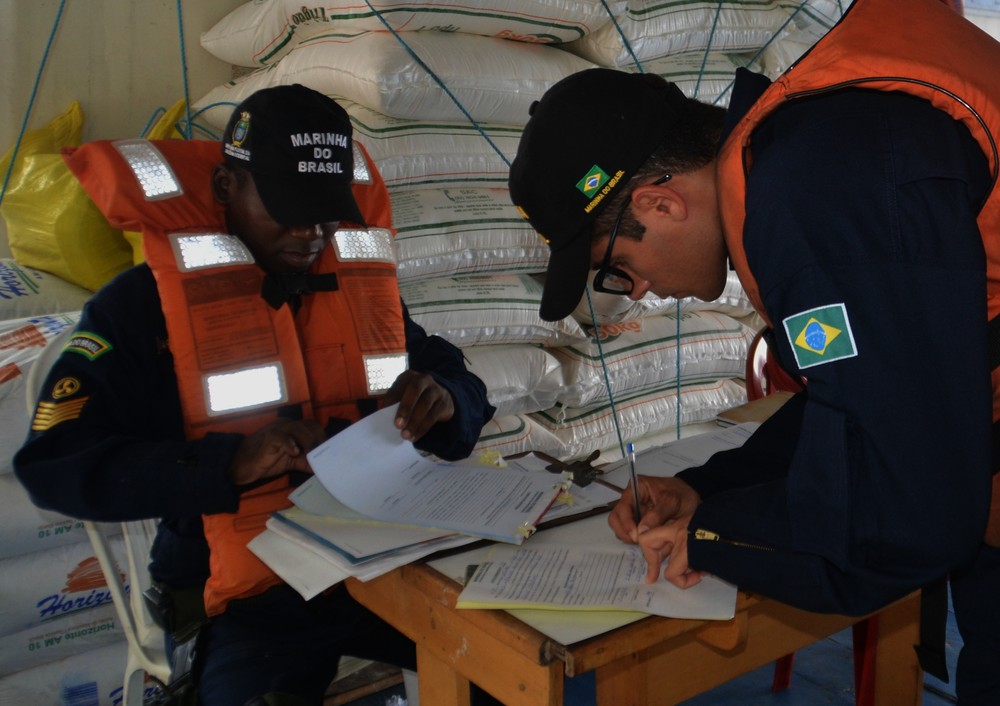 Após tentar transportar combustível e botijas de gás, barco é apreendido no Amazonas