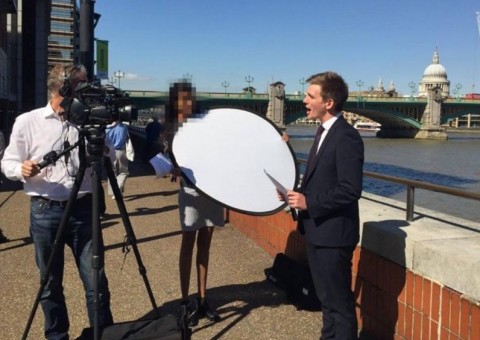 Jornalista é arrastado por crocodilo enquanto lavava as mãos em lagoa 