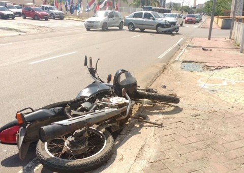 Motociclista tem perna esmagada em acidente gravíssimo em Manaus