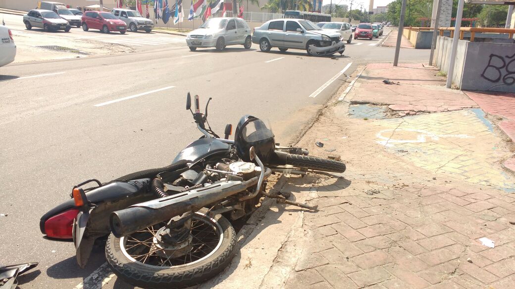 Motociclista tem perna esmagada em acidente gravíssimo em Manaus