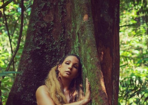  Valesca Popozuda posa nua em Presidente Figueiredo em protesto contra privatização da Amazônia