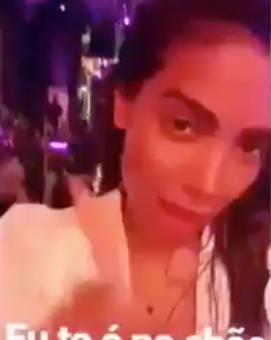  Anitta é debochada por grupo de gringas em boate nos EUA e algo inesperado acontece