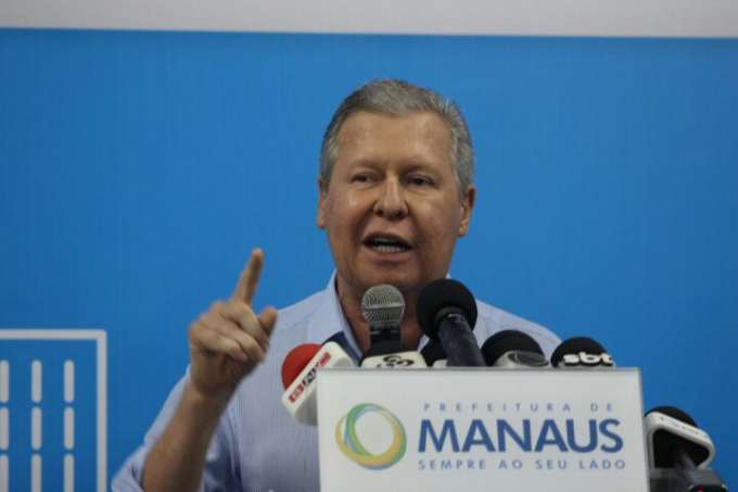 Prefeito anuncia antecipação salarial e segunda parcela do 13º salário