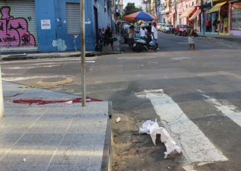 Corpo de homem é encontrado com faca cravada no tórax em Manaus