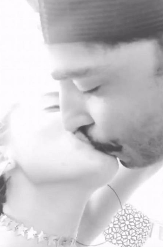 Anitta posta foto de beijão no namorado e depois se arrepende