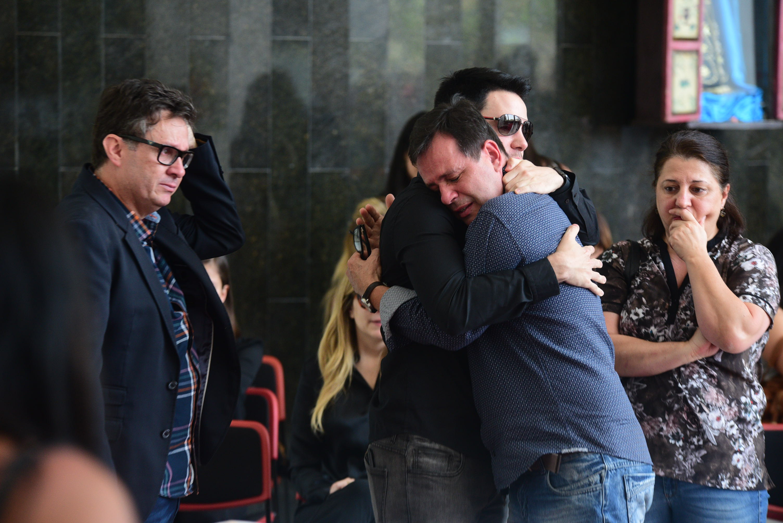 Emoção toma conta de amigos e familiares em velório de Marcelo Rezende