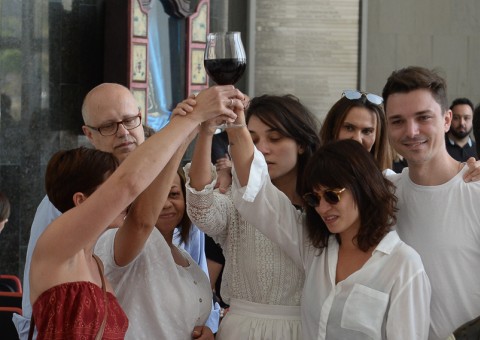 Emoção toma conta de amigos e familiares em velório de Marcelo Rezende