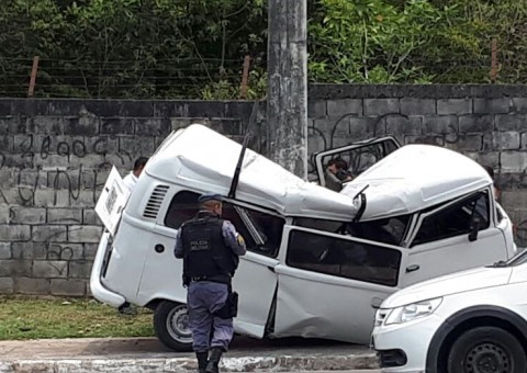  Motorista se choca contra poste e é arremessado de carro em avenida de Manaus
