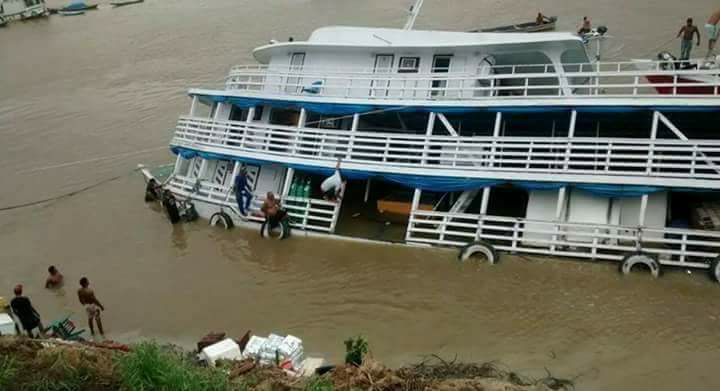 Comandante consegue salvar 35 pessoas de naufrágio após colisão com tronco de madeira no AM