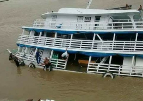 Comandante consegue salvar 35 pessoas de naufrágio após colisão com tronco de madeira no AM