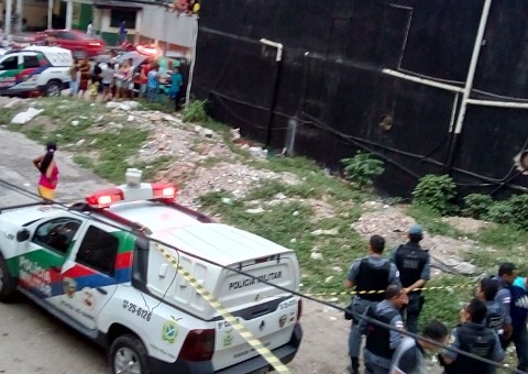 Corpo de homem esfaqueado é encontrado em terreno baldio de Manaus