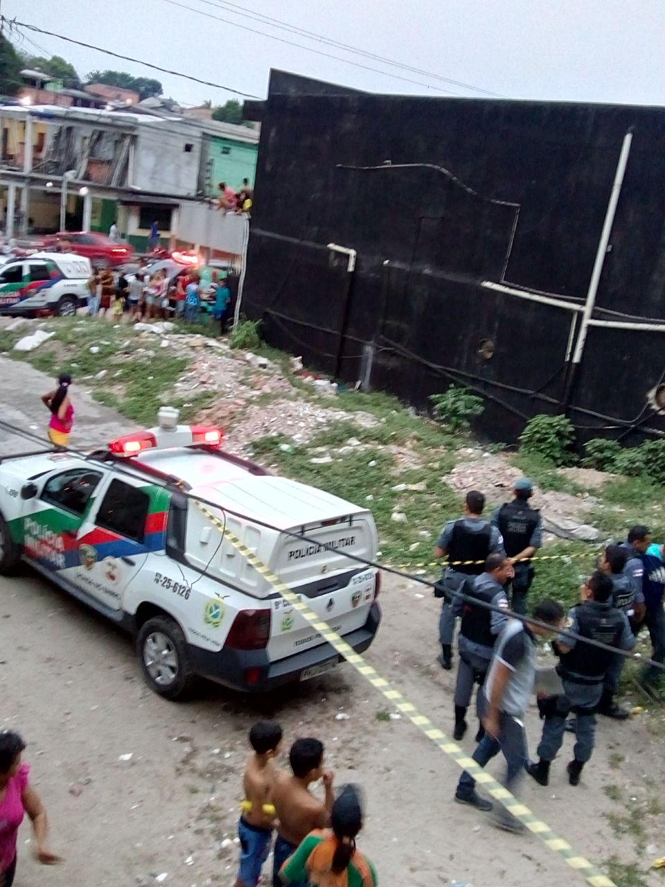 Corpo de homem esfaqueado é encontrado em terreno baldio de Manaus